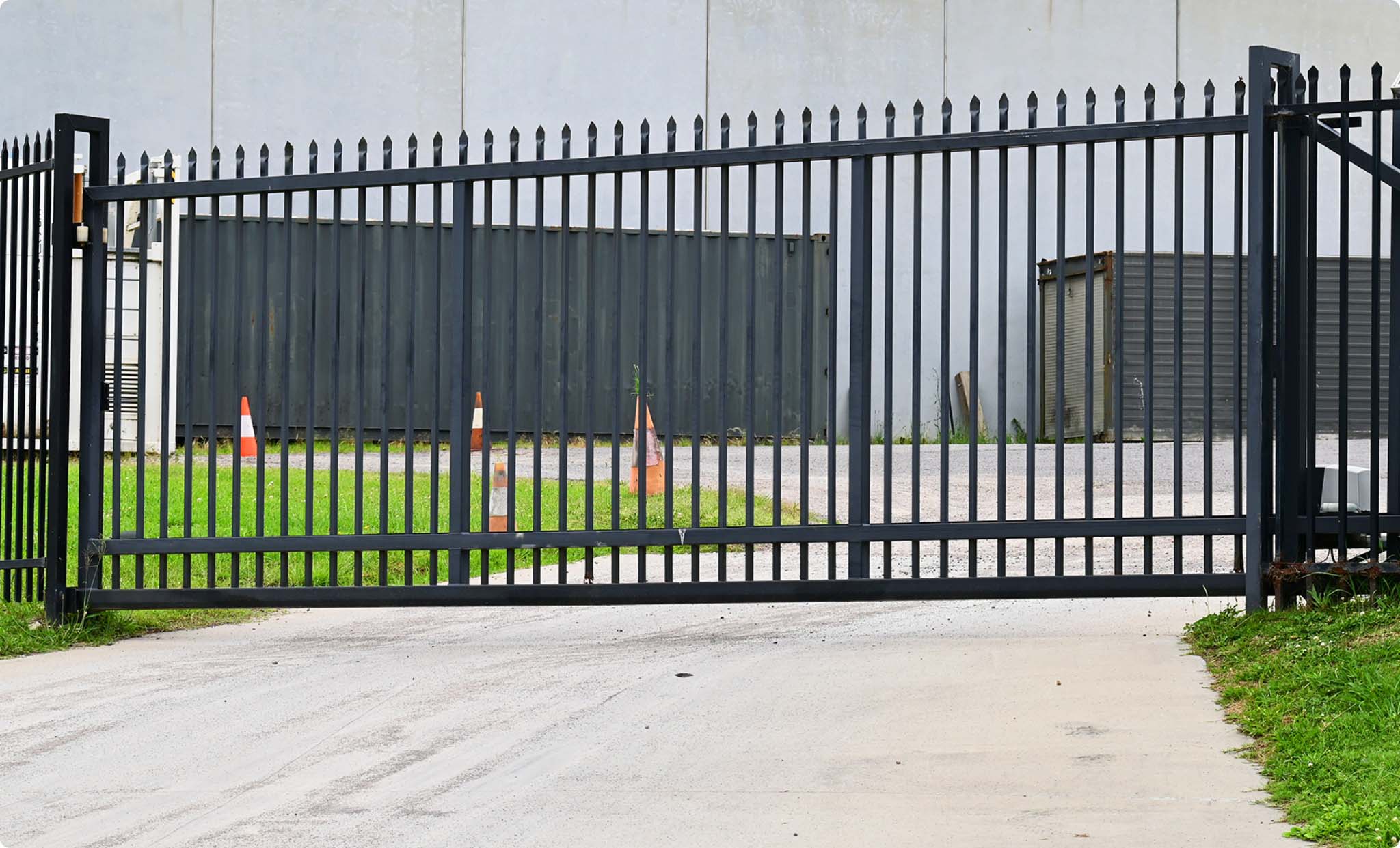 Commercial aluminum metal fencing
